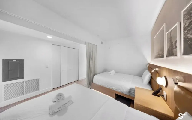 Modern 1BD & Den With City Views