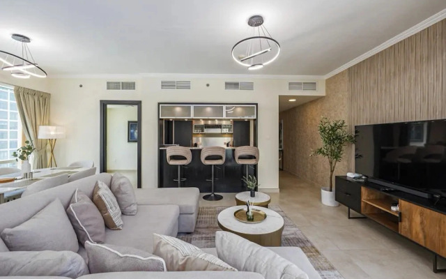 Luxurious Waterfront Stay at Al Majara Dubai Marina
