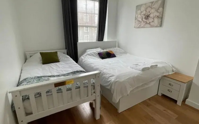 3 Bed Flat - Sleeps 6 - Parking - Wifi