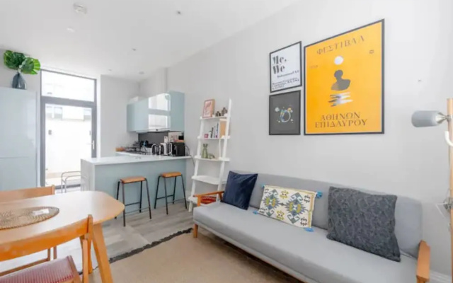 Chic 1BD Flat W/patio - 2 Mins From Baron's Court!