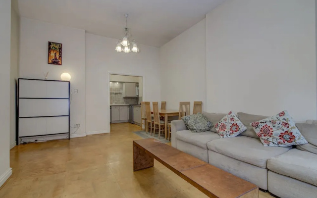 Bright, Spacious 2BR Central Manchester Flat for 4