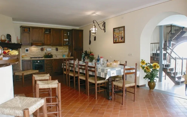 Beautiful Private Villa for 10 People with Private Pool, WIFI, TV, Pets Allowed and Parking