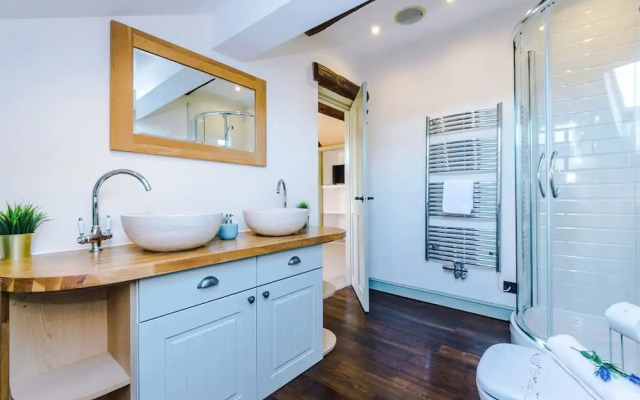 Luxurious Private Home w Hot Tub Log Burner