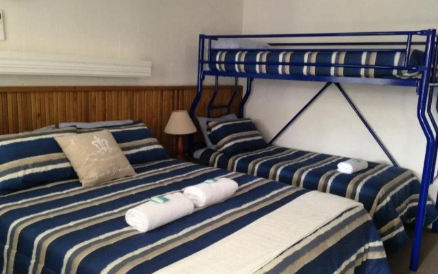 Boyne Island Motel and Villas
