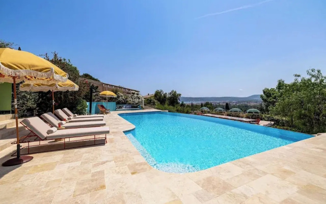 Room in a Magnificent 500m2 Provencal Villa