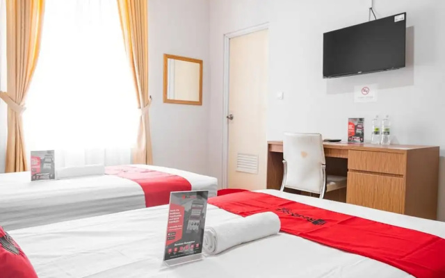 RedDoorz near Siloam Karawaci 3