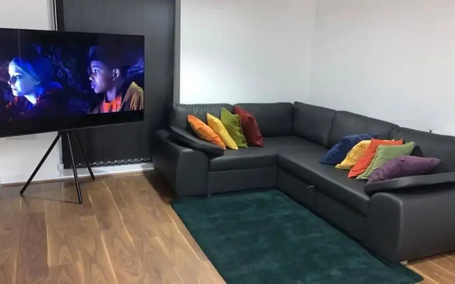 Posh 1 Bed Flat-direct Links to Central London