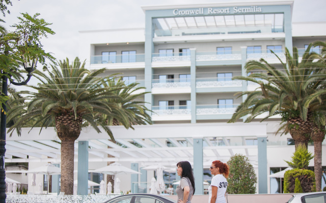 Отель Cronwell Resort Sermilia вид на фасад
