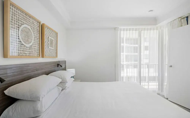 Beachside 2-bed With Pools, Gym, BBQ and Parking