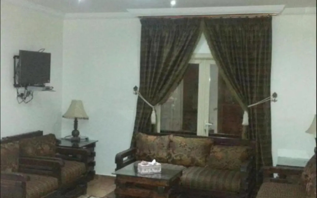 OYO 640 Home Furnished 3-Bedroom Apartment