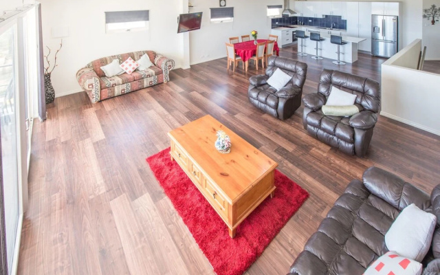 The Oasis - 6 Turnberry Drive, Links Lady Bay