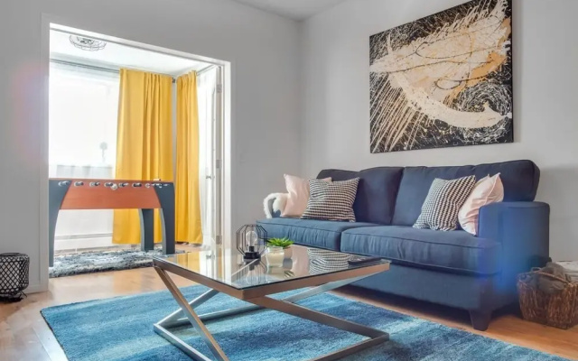 Fun and Colourful Condo w Foosball Parking Coffee
