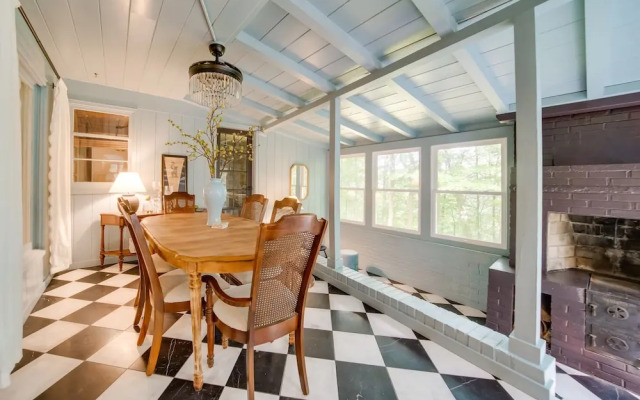 Stylish Willoughby Hills Retreat w/ Fireplace!