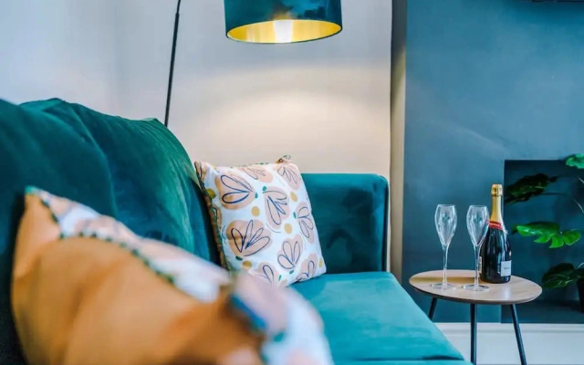 Modern Home Ideal for Business Groups Sleeps 7