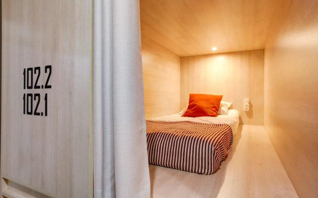 Dad&Cat Capsule Hotel