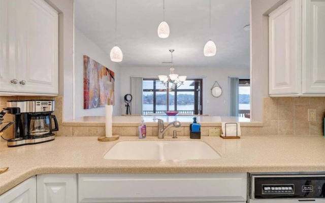 Lake Vibes - Pet Friendly Lakefront Condo!