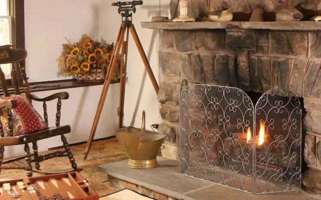 Crestmont Inn