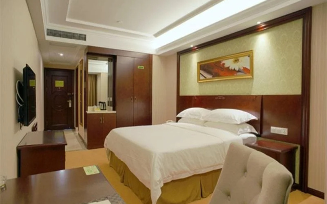 Vienna International Zhoupu Wanda Plaza