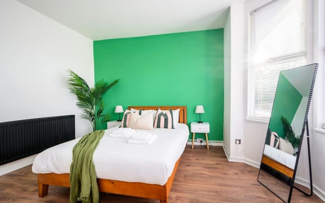 Modern 4-bed Free Parking Work Leisure Stays