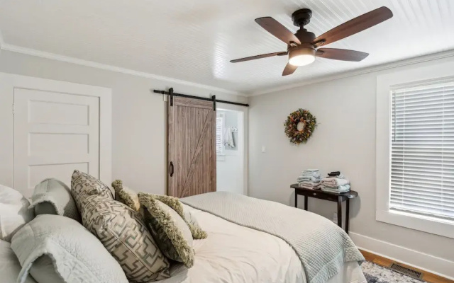 Charming Downtown Mccloud Retreat 2 Bedroom Home by RedAwning