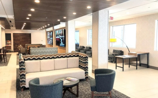 Holiday Inn I 64 West End