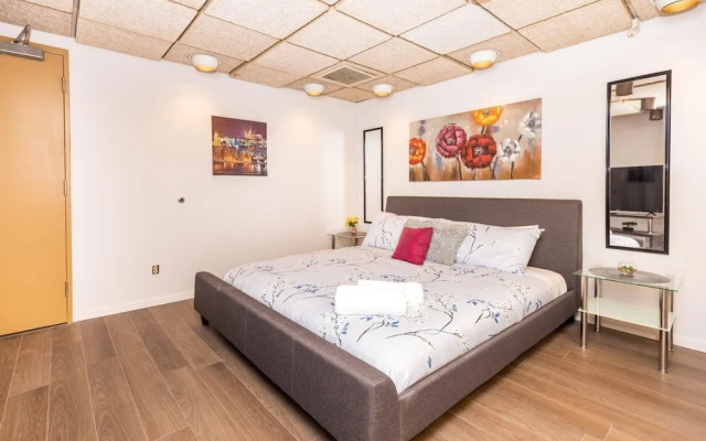 Newly-renovated - Modern Studio Apartment With King Bed Near Downtown Ottawa