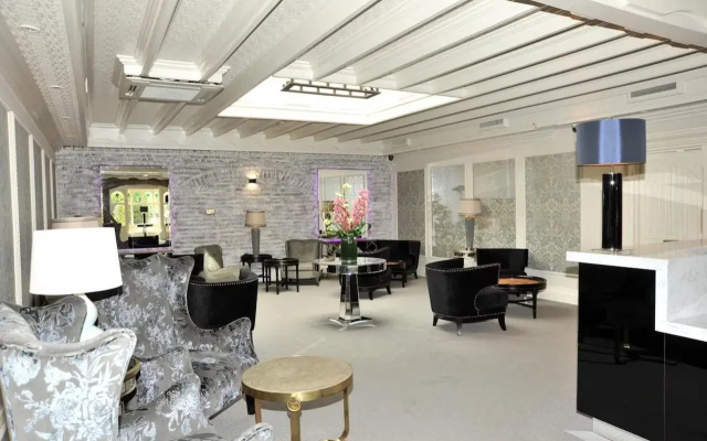 Treacys Oakwood Hotel