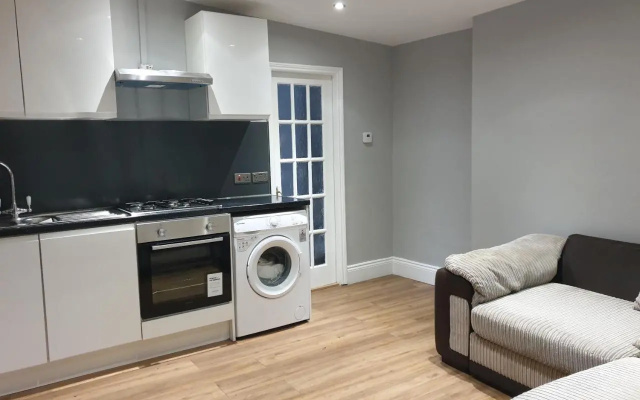 Lovely 1 Bedroom Flat High Barnet 3 Mins Away (Adults Only)