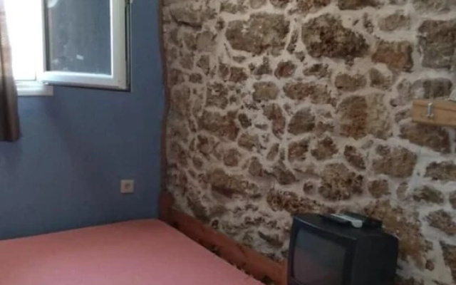 Farmhouses. 5 Guests 2 Bedrooms 3 Beds1 Bathroom