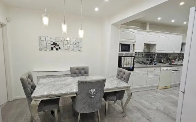 Spacious & Modern 2-bed House in Dagenham
