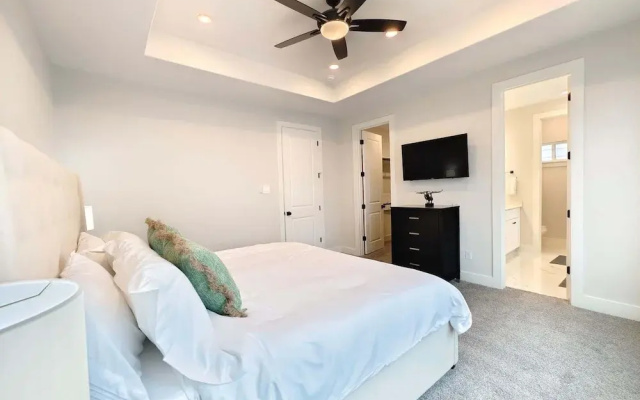 Northside Retreat Chic 3 Bdr, Pet Friendly!