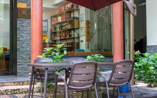 Moxi Riverbank  · Vacation Boutique Inn