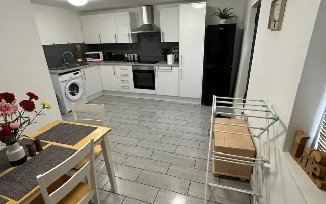 Apartment - Sleeps 2 - Parking - Wifi