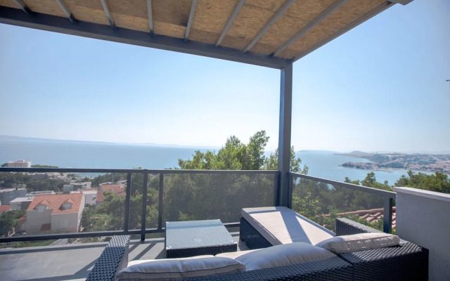 Lovely 2-bed Apartment With Views in Podstrana