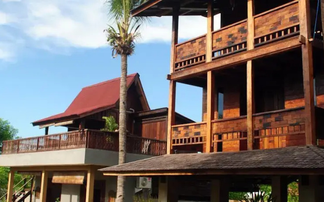Villa Rumah Kayu