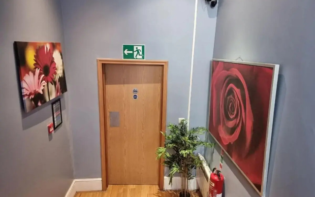 F103-1st Flr Mezzanine Studio Fit 3 Near Hyde Park