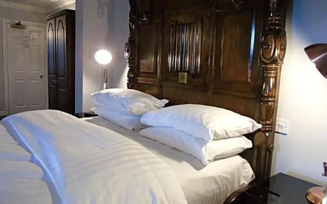 Lion Pub with Rooms