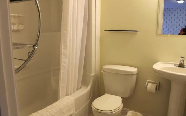 MacKenzie House Tourist Home B&B