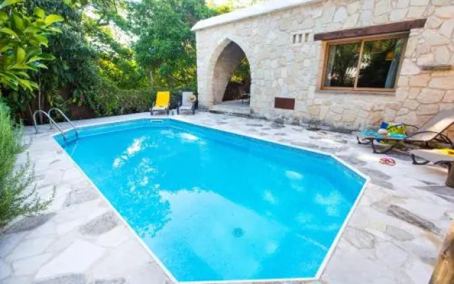 Villa Violaris