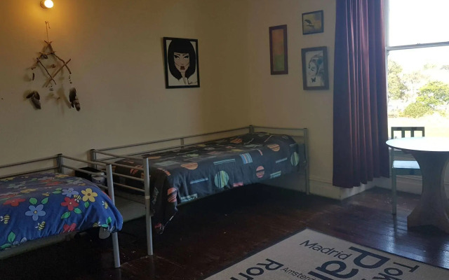 Chillawhile Backpackers Art Gallery - Hostel