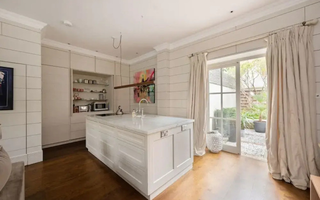3-bed Home w Private Parking Fairytale Garden