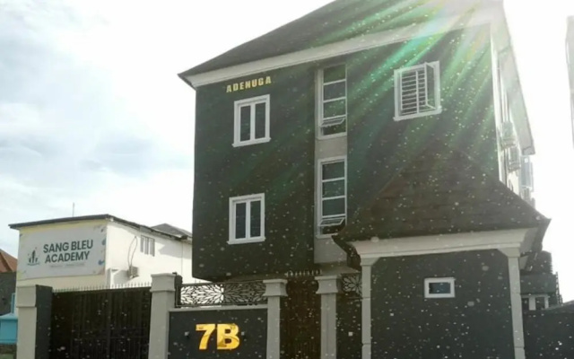 Momak 8 Hotel Adenuga House