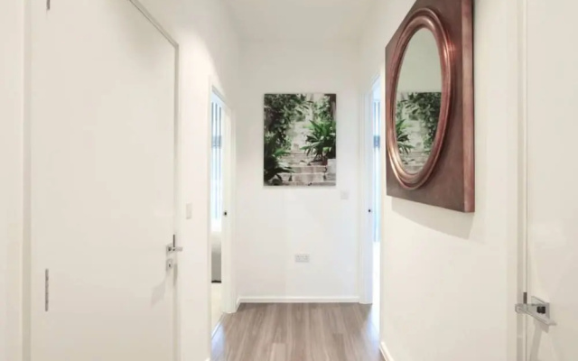 Modern 1 Bedroom Apartment in West London