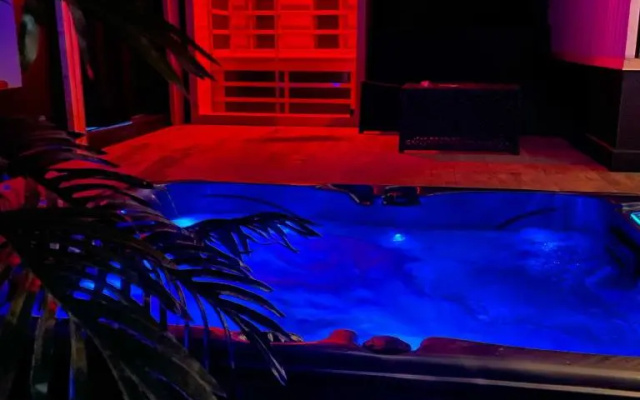 La Suite Grenoble SPA Jacuzzi Et Sauna Privatif (Adults Only)