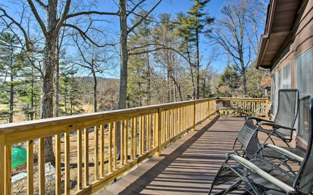 Dog-friendly Hendersonville Cabin: Deck & Views