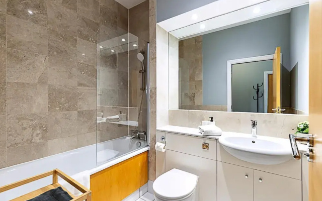 Bright and Stylish Riverside Haven in Canary Wharf