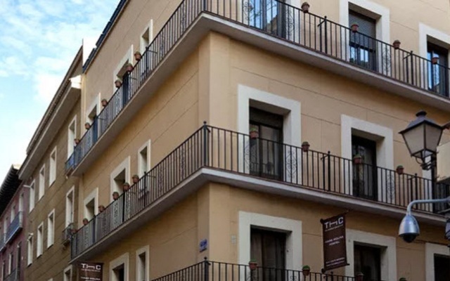 Отель Apartamentos Tirso De Molina вид на фасад