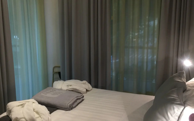 Monaco Suites Hotel