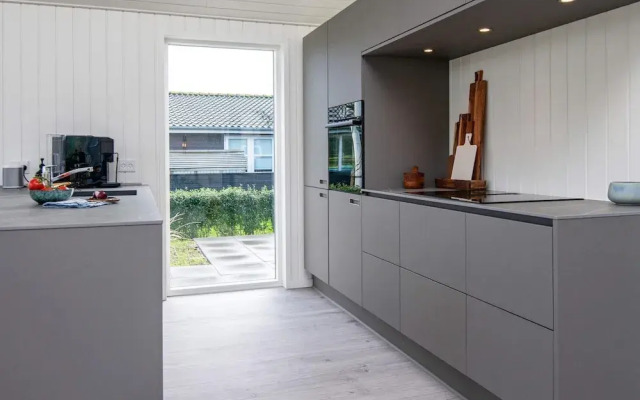 Stylish Lakeview Retreat-by Traum