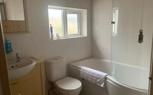 House - Sleeps up to 8 People & Free Parking